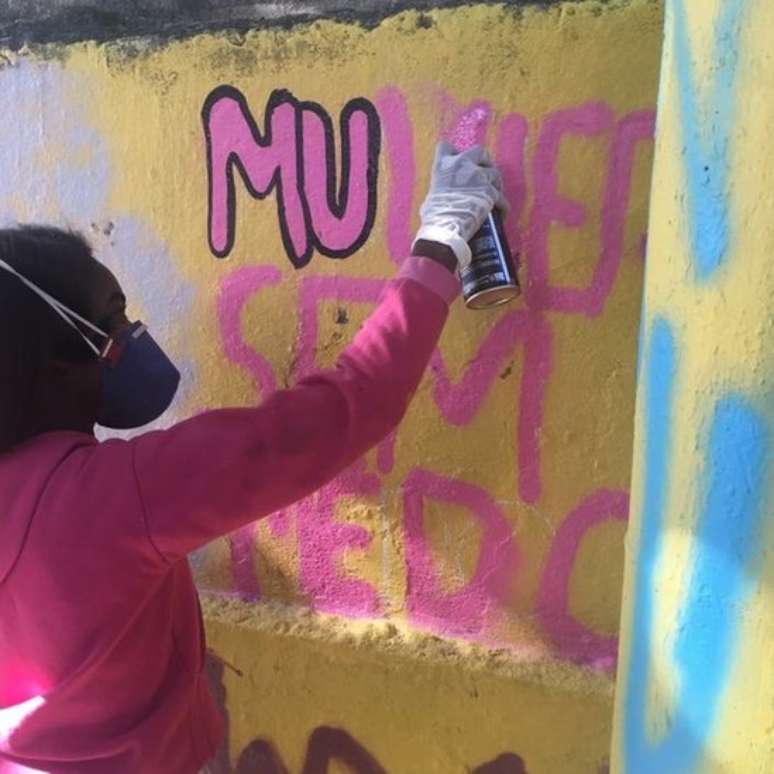Artista busca ampliar lugar da mulher na arte de rua