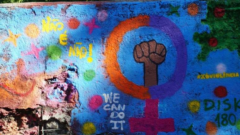 Mural feito por meninas ap&oacute;s uma das oficinas de Panmela Castro