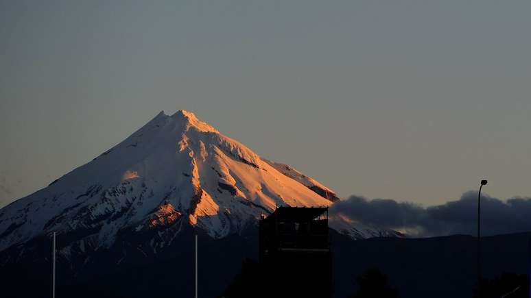 O monte Taranaki fica na costa leste da Ilha do Norte da Nova Zelândia