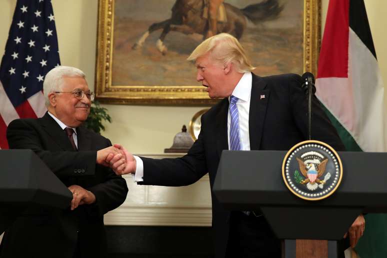 Donald Trump, presidente dos Estados Unidos, aperta a mão do presidente da Autoridade Nacional Palestina (ANP), Mahmoud Abbas.