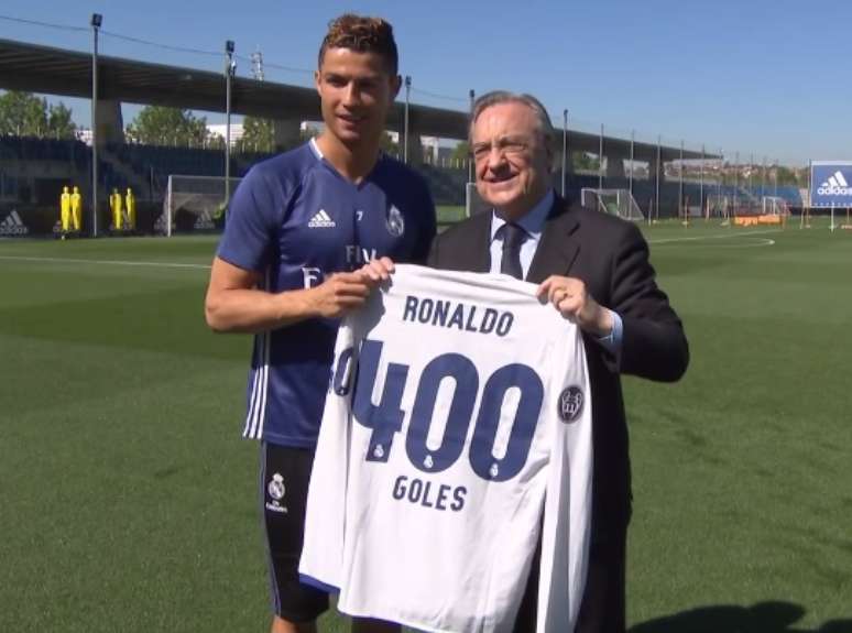 Cristiano Ronaldo recebeu uma camisa alusiva aos 400 gols marcados pelo Real Madrid