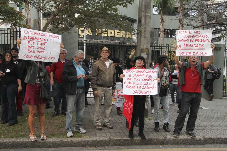 Ato a favor de José Dirceu em frente à sede da Justiça Federal em Curitiba (PR)