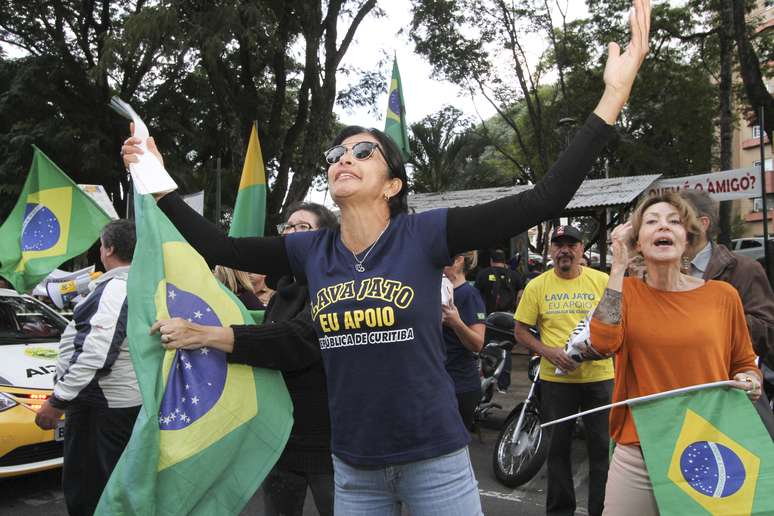 Protesto contra a soltura de Dirceu e em apoio à Lava Jato na Justiça Federal em Curitiba