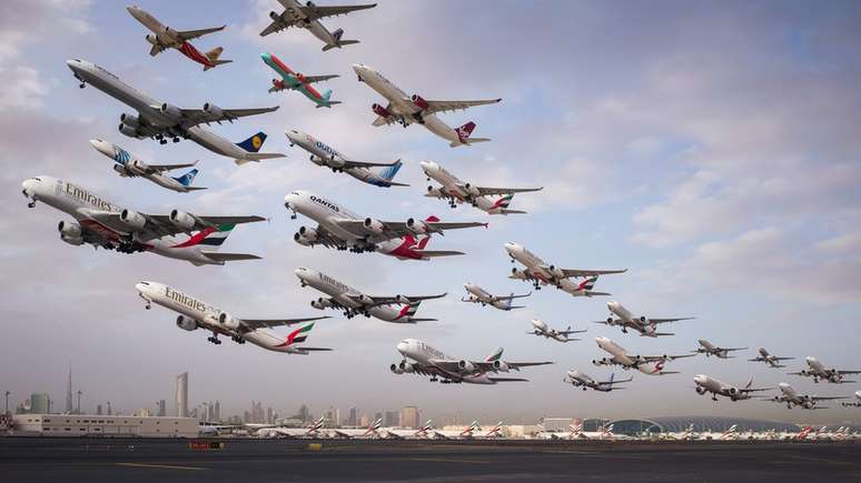 Montagem mostra partidas no aeroporto de Dubai, nos Emirados &Aacute;rabes Unidos