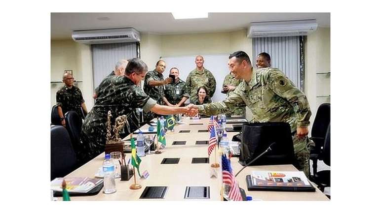 A aproximação das forças armadas do Brasil e dos EUA já rendeu uma medalha da Ordem do Mérito Militar ao major-general americano Clarence K. K. Chinn em março