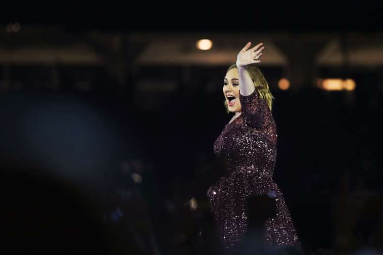 Adele acena para o público em show na cidade de Sydney, na Austrália, em março de 2017.