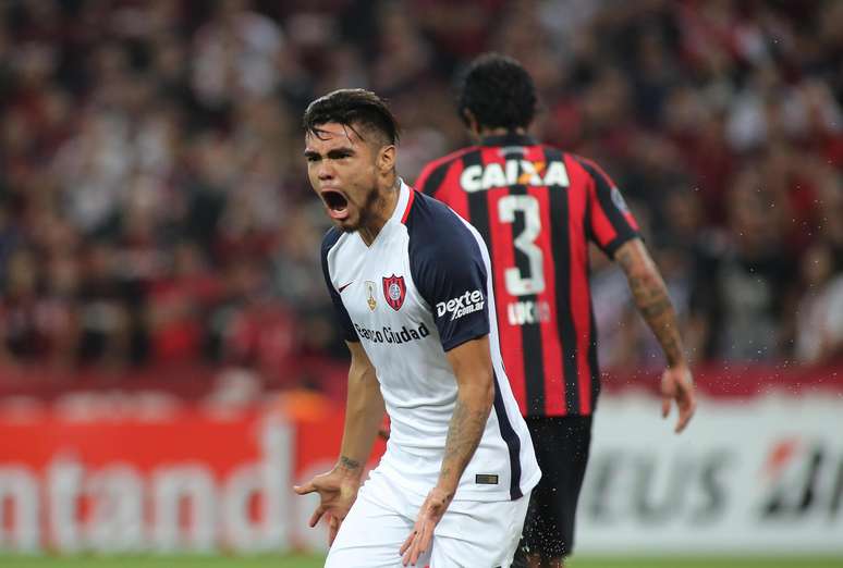 Paulo Díaz, jogador do San Lorenzo, comemora seu gol