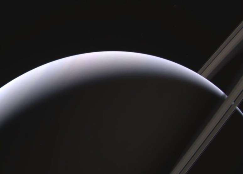 É a primera vez que um veículo humano visita o espaço entre Saturno e seu anel mais próximo