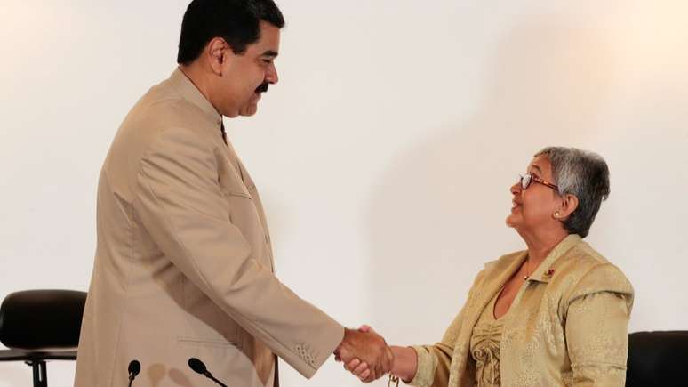 Tibisay Lucena, presidente do Conselho Nacional Eleitoral, deu aval a decreto apresentado por Maduro para convocar Constituinte