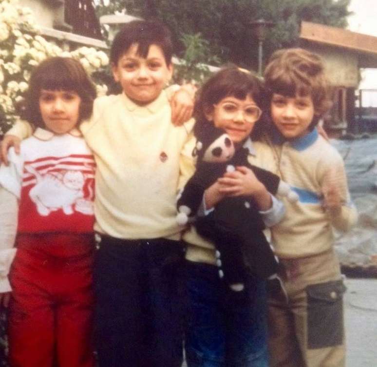 Andrea Mongiardo (no centro à esquerda), que recebeu o coração de Nicholas, em uma foto de 1987 com seus primos Marta, Valentina e Marco em Milão
