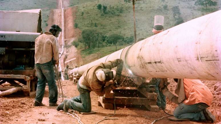 Trecho da malha de gasodutos da Petrobras sendo construído em 1987, um ano antes da sua inauguração