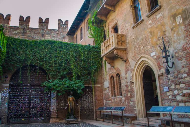 Imagem da casa de Julieta, e do famoso balcão, em Verona