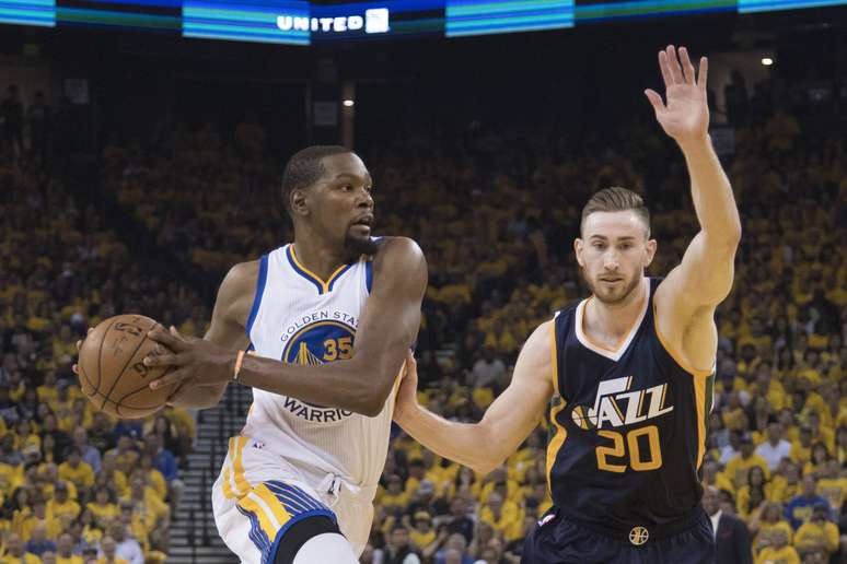 Kevin Durant (esq.) foi o cestinha dos Warriors