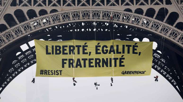 Ativistas do Greenpeace penduram faixa gigante na Torre Eiffel