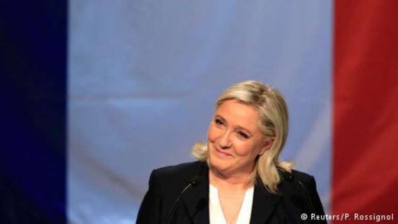 A populista de direita Marine Le Pen, de 48 anos, tem um tom mais moderado que seu pai e fundador da Frente Nacional, Jean-Marie. Mesmo assim, tem uma linha dura contra a imigra&ccedil;&atilde;o, defendendo que filhos de imigrantes irregulares n&atilde;o t&ecirc;m direito &agrave; educa&ccedil;&atilde;o p&uacute;blica. Ela quer que a Fran&ccedil;a saia da Zona do Euro e quer um referendo sobre a presen&ccedil;a na Uni&atilde;o Europeia. Ela deve ir ao segundo turno.