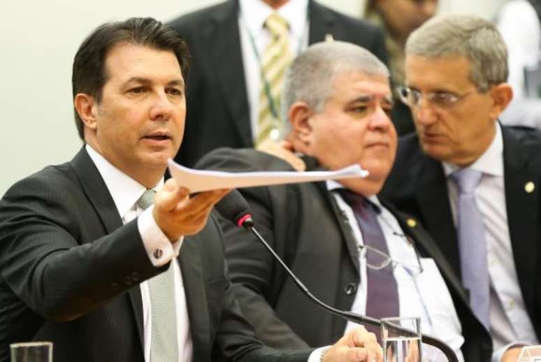 Os deputados Arthur Maia, Carlos Marun, e Darcísio Perondi durante sessão da comissão especial para votar parecer da reforma da Previdência