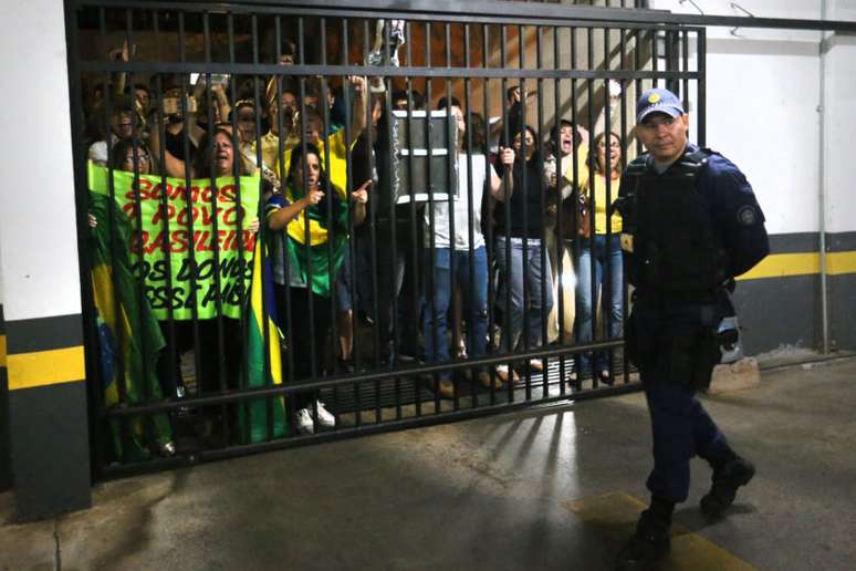 Gritos de "Ladrão", "Vai voltar para a cadeia" e "Ele não tem que estar solto" eram desferidos pelos responsáveis durante o protesto, que também portavam faixas de apoio ao juiz federal Sérgio Moro e de apoio à Operação Lava Jato. 