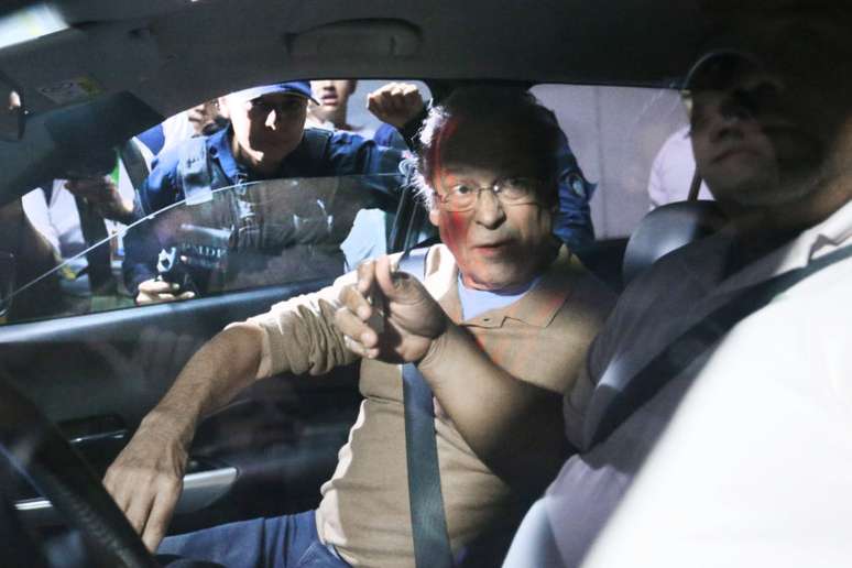 O ex-ministro José Dirceu chegou em seu apartamento em Brasilia e foi cercado por manifestantes