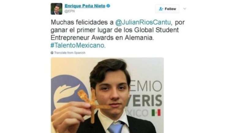 O presidente mexicano, Enrique Peña Nieto, parabenizou Julian e seus colegas pelo prêmio internacional para estudantes empreendedores