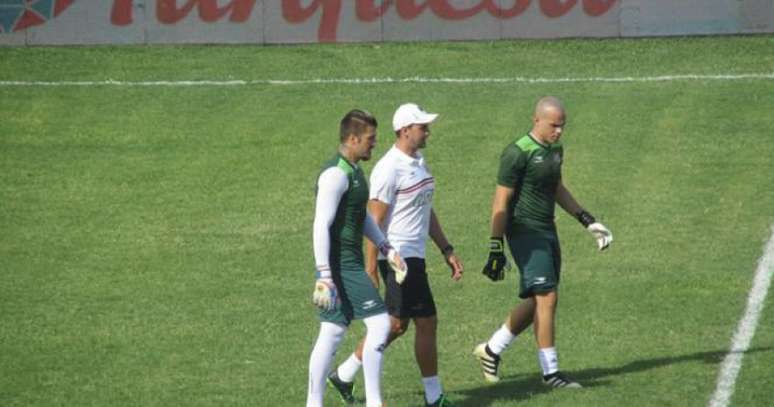 Apenas os goleiros trabalharam com bola neste domingo. Restante da equipe ficou na academia do clube (Foto: CoralNET)
