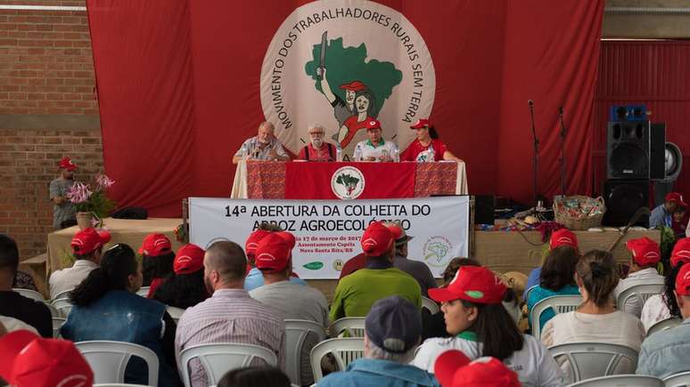 Stédile (à esq) fala na abertura da colheita do arroz orgânico; líder do MST diz que movimento incorporou a agroecologia