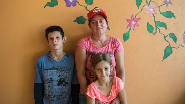 Nilce de Oliveira, de 40 anos, com os filhos Ingrid e Michael; família está acampada e espera conseguir um pedaço de terra