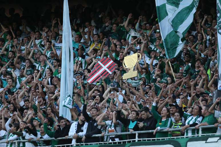 Coritiba domina o Athletico e vence o clássico Athletiba no Couto