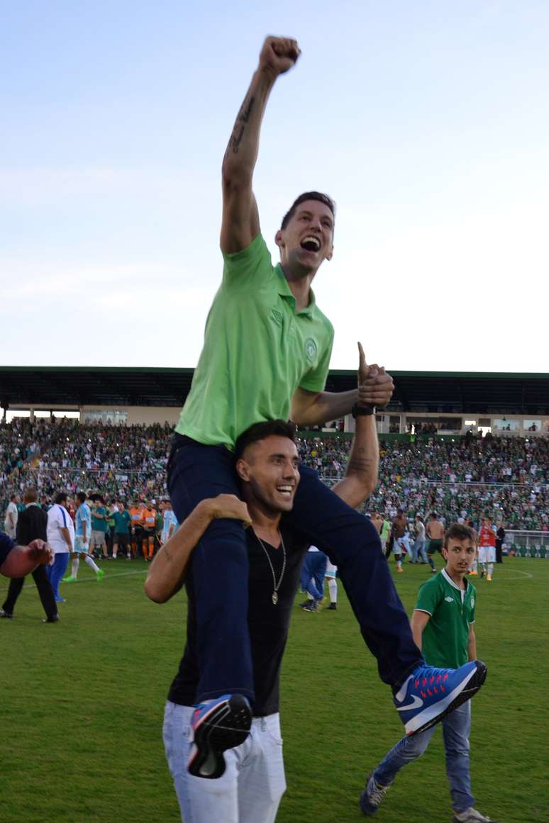 Sobreviventes da tragédia, Jackson Follmann e Alan Ruschel comemoram no gramado da Arena Condá