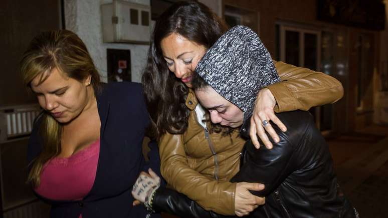 Rico (&agrave; direita) abra&ccedil;a sua irm&atilde; Maria del Valle na volta &agrave; Espanha