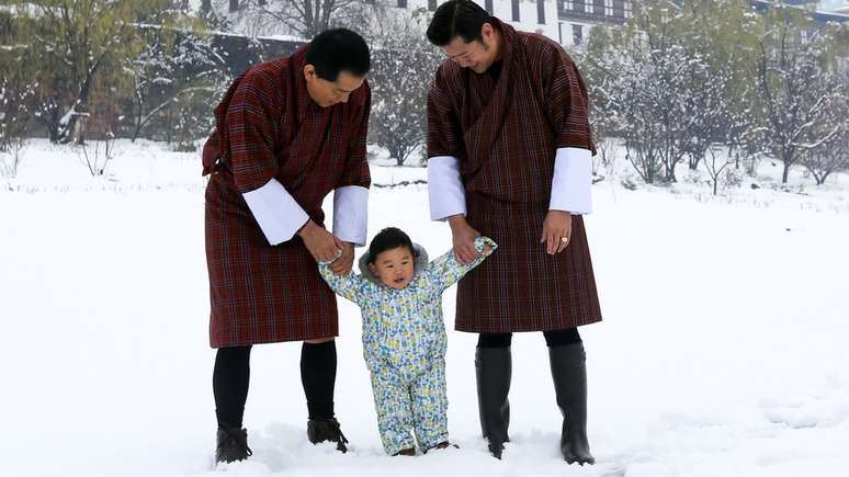Jigme Khesar Namgyel Wangchuck (&agrave; direita), com o pai Jigme Singye Wangchuck, e a filha HRH Gyalsey, de 1 ano