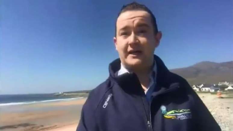 Emmet Callaghan, da central de turismo da ilha Achill, disse que o povo da ilha se emocionou com o ressurgimento da praia