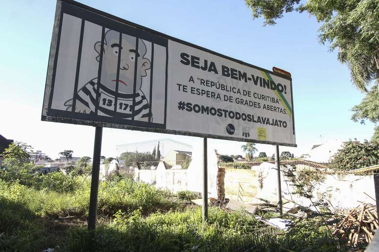 Outdoor contra o ex-presidente Luiz Inácio Lula da Silva instalado na cidade de Curitiba