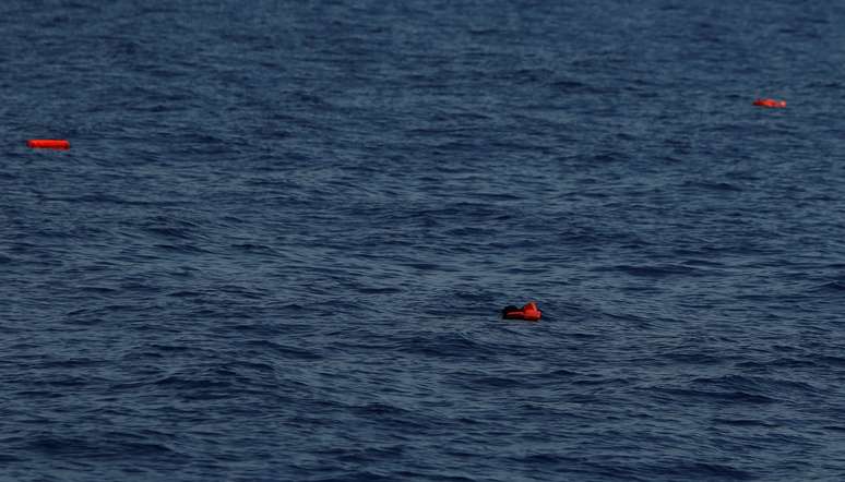 Imigrante morto usando salva-vidas é avistado nas águas do Mediterrâneo em foto do dia 16 de abril.