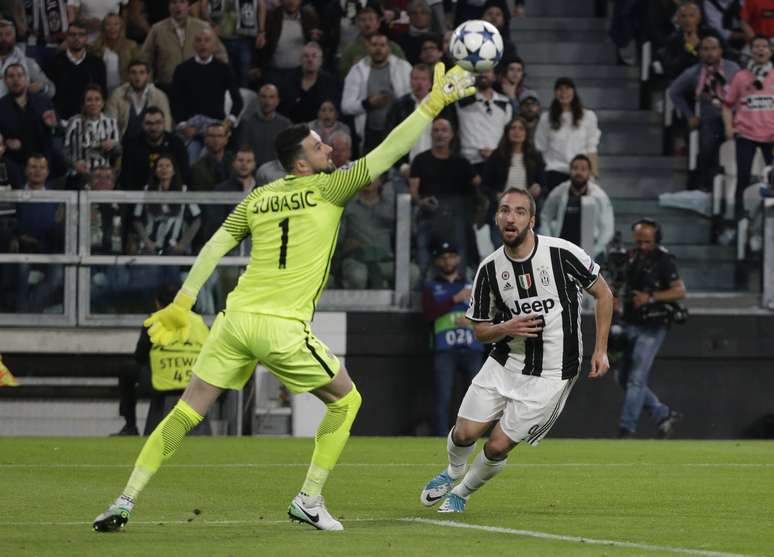 Higua&iacute;n desperdi&ccedil;a uma chance clara de abrir o placar para a Juventus