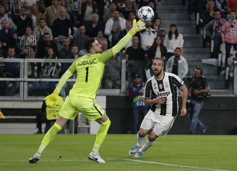 Higuaín desperdiça uma chance clara de abrir o placar para a Juventus