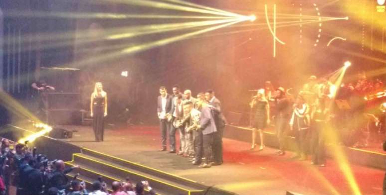 Seleção do Paulistão, desfalcada de duas peças, recebe premiação no palco (Foto: LANCE!Press)