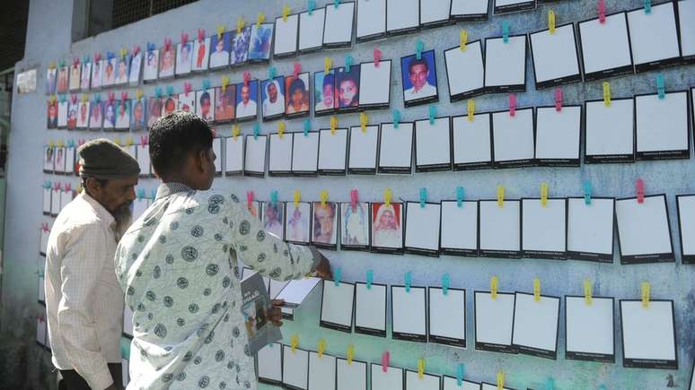 Mais de mil pessoas foram mortas, a maioria muçulmanos, em protestos em Gujarat/ acima, mural em homenagem às vítimas