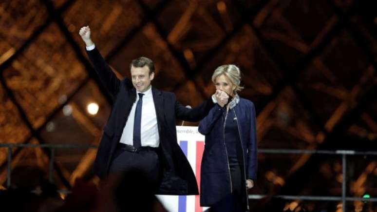 Emmanuel Macron e Brigitte Trogneux no palco após anunciada sua vitória nas eleições francesas: romance teve início polêmico