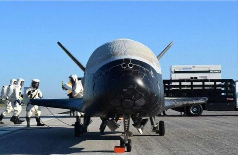 O avião experimental americano X-37B pousou nesta segunda-feira no Centro Espacial Kennedy, na Flórida, depois de uma missão secreta de quase dois anos.