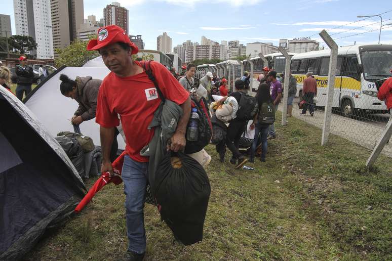 Integrantes do MST iniciam acampamento em terreno cedido pela rodoferroviária de Curitiba (PR), no centro da cidade, para manifestações e acompanhamento do depoimento do ex-presidente Luís Inácio Lula da Silva ao juiz Sérgio Moro pela investigação da operação Lava Jato.