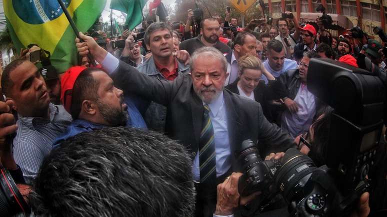 Lula chegou à Curitiba abraçado por manifestantes e cercado de fotógrafos; o depoimento durou mais de 5h