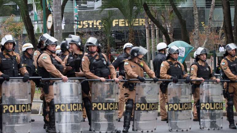 Policiamento maciço fazia segurança do prédio da Justiça Federal para a chegada de Lula
