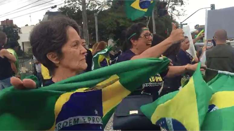 Manifestantes exaltam o juiz Sergio Moro nas ruas de Curitiba nesta quarta