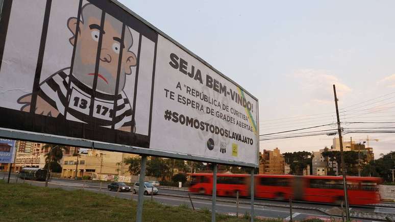 Outdoor em Curitiba para recepcionar Lula na cidade