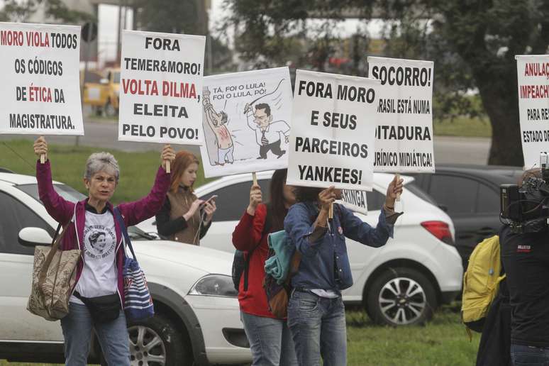 Manifestantes a favor do ex-presidente na saída do Aeroporto Internacional Afonso Pena