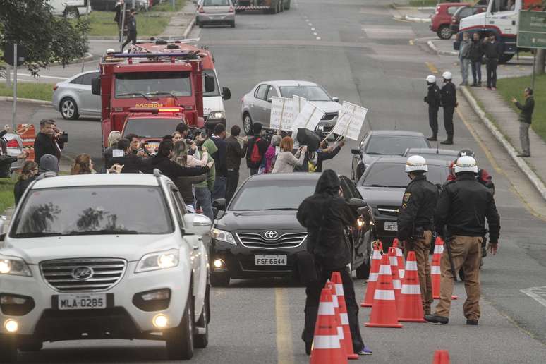 Lula é recebido por manifestantes em Curitiba