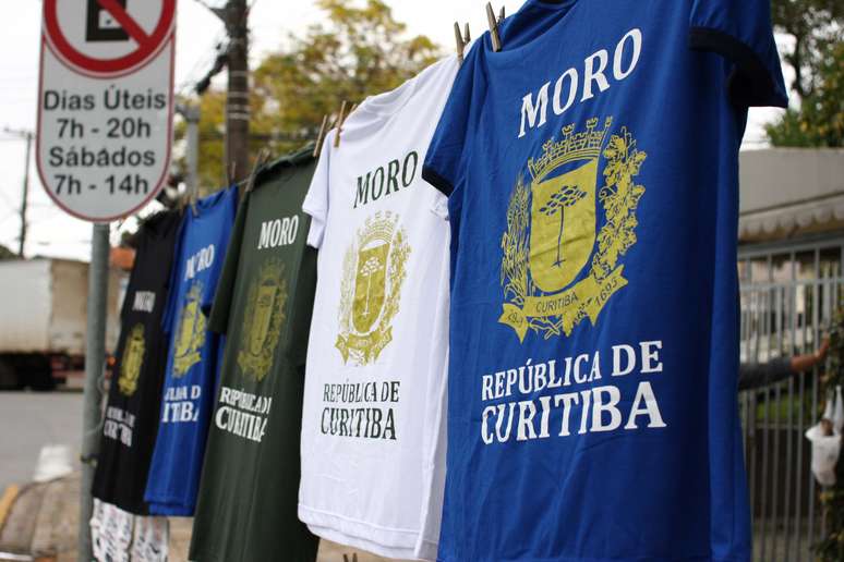 Camisetas são vendidas aos manifestantes contra Lula em Curitiba