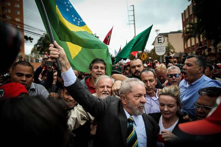 Lula, ao lado da senadora Gleisi Hoffmann, recebe apoio de partidários na chegada à Justiça Federal em Curitiba.