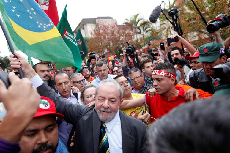 Lula foi cercado por partidários ao descer do carro nas proximidades do prédio da Justiça Federal.