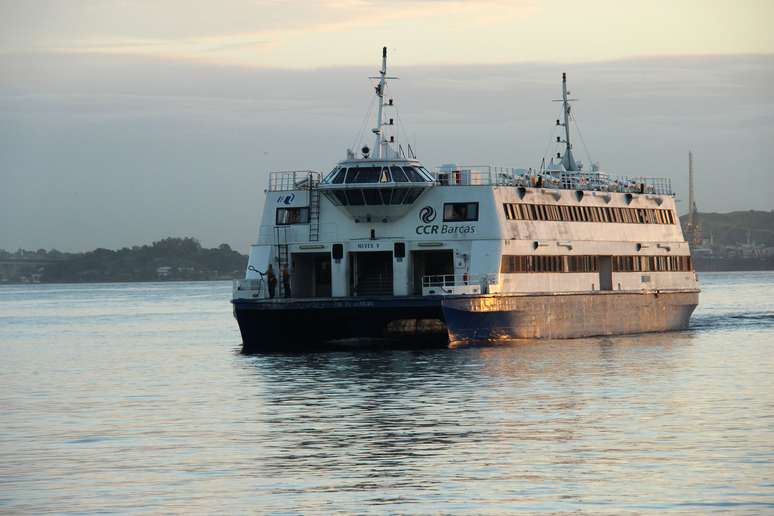 Movimentação de barcas na estação Praça XV, Centro do Rio de Janeiro (RJ)